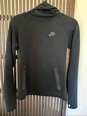 Nike Black Performance Pullover Hoodie with Zip Pockets and Thumb Holes